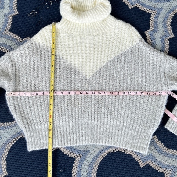 Romeo & Juliet Couture Chunky Knit Cropped Sweater Size Medium Long Sleeves - Picture 4 of 9